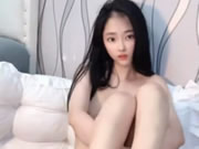 Cô gái thuần khiết châu Á thủ dâm với dưa chuột